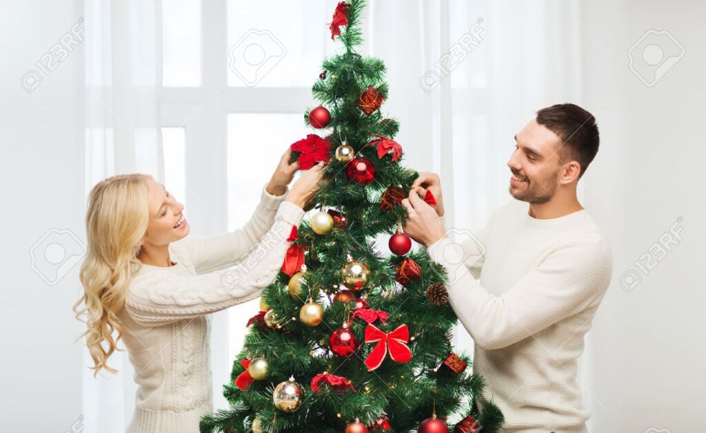49528528 familia navidad vacaciones de invierno y las personas concepto feliz pareja decorar el arbol de