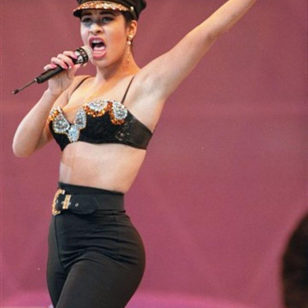 Cuántos hijos tiene Selena: Inspiración poética en la vida de las estrellas 30 53a3797df3438.preview 699