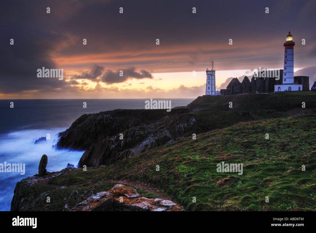 atardecer en el faro del fin del mundo ii pointe saint mathieu bretana francia abd8tm