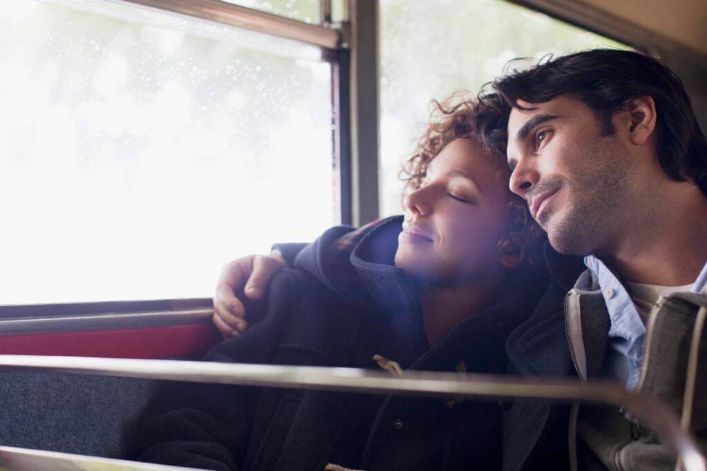 Encuentro inesperado: dos extraños unidos por el destino en un tren
