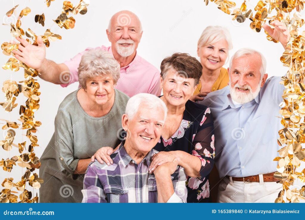 grupo de personas mayores celebrando y divirtiendose juntos felices ancianos 165389840