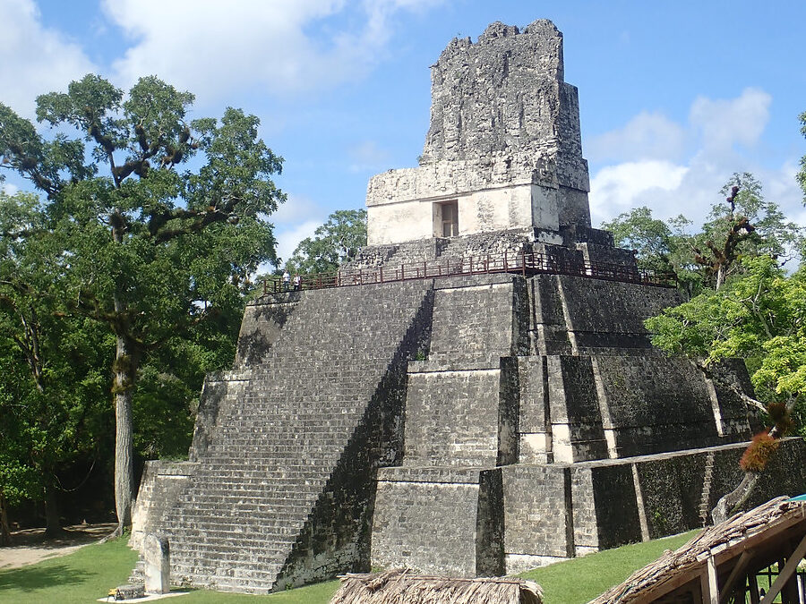 imagen de un antiguo templo maya rodeado de selva con rayos y truenos en el cielo