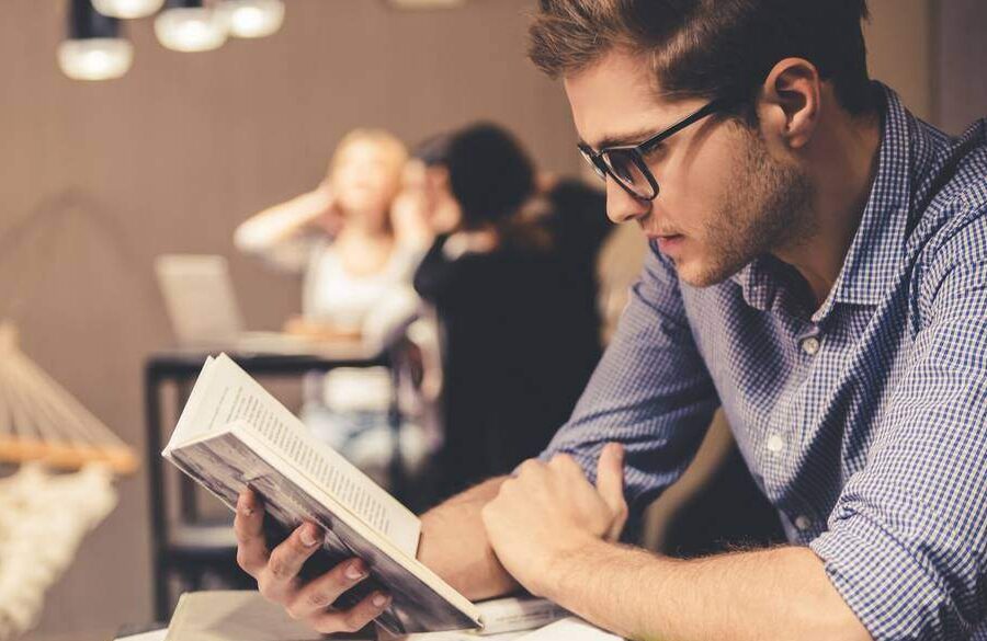 imagen de una estudiante de secundaria leyendo un libro con gran interes y concentracion