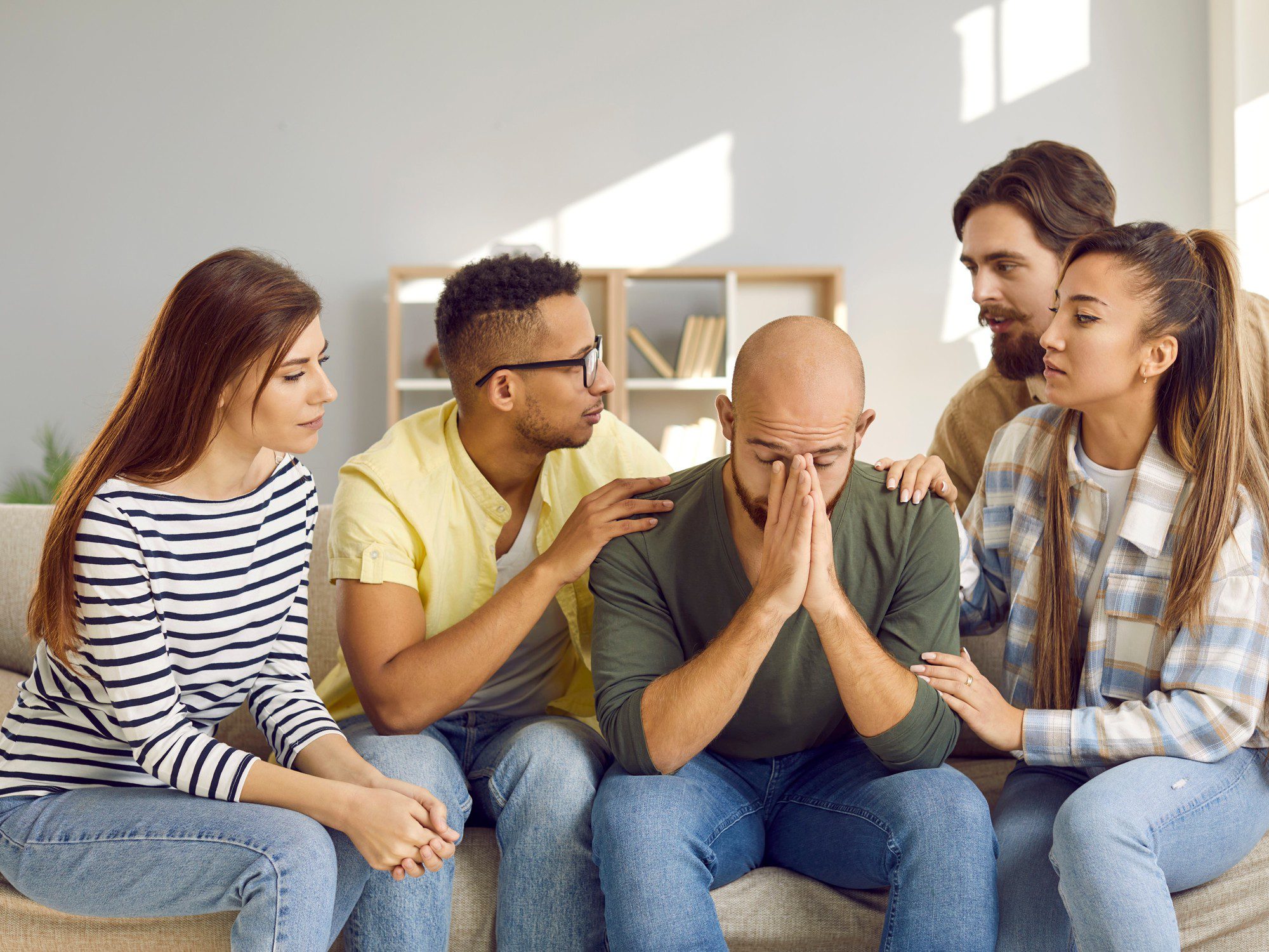 Familiares y amigos consolando a una persona
