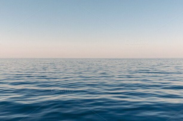 una foto del oceano con un horizonte infinito