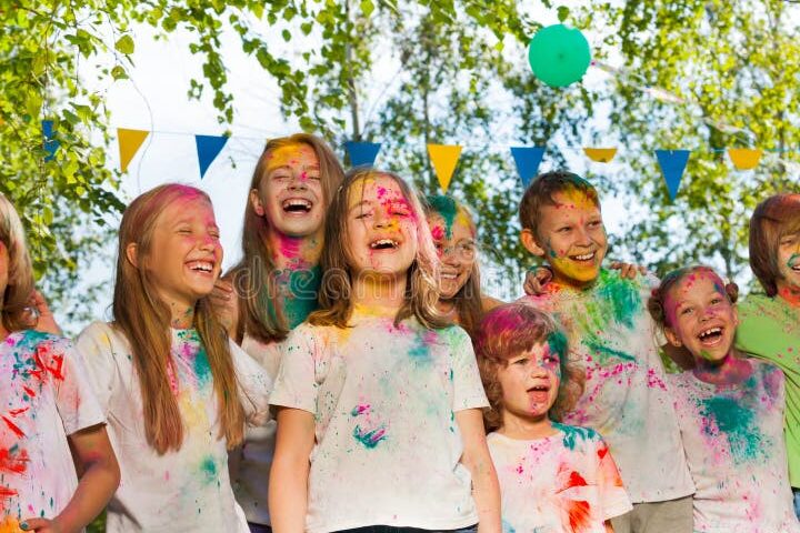 una imagen colorida de ninos riendo y celebrando en un jardin