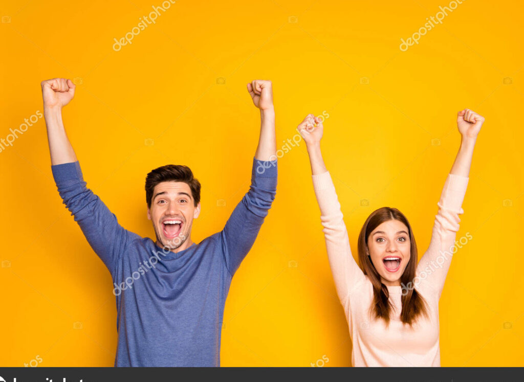 una imagen con colores vibrantes y una persona sonriendo y levantando los brazos en senal de alegria