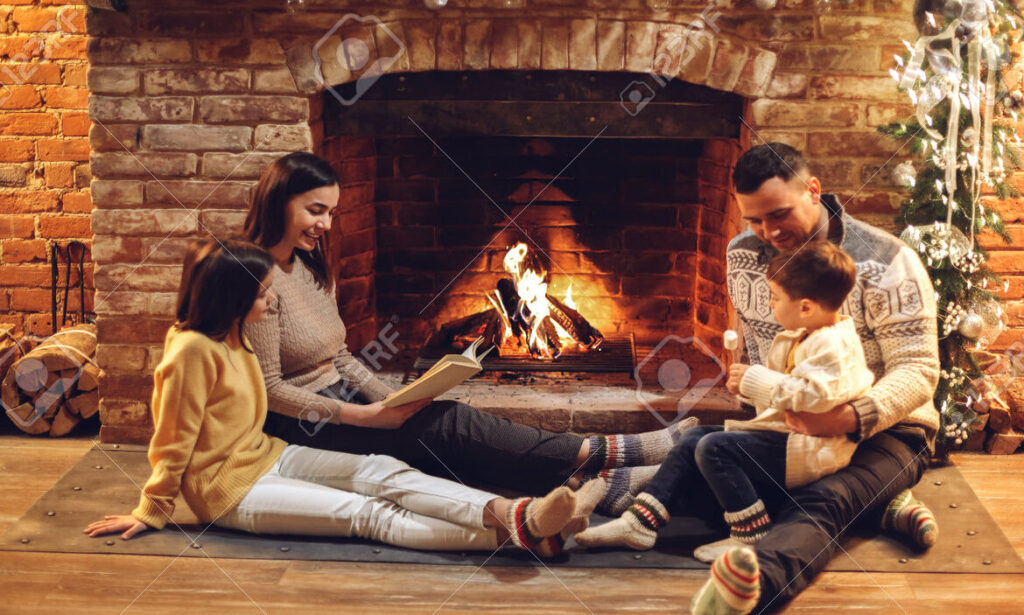 una imagen con una familia reunida alrededor de una chimenea leyendo cuentos navidenos