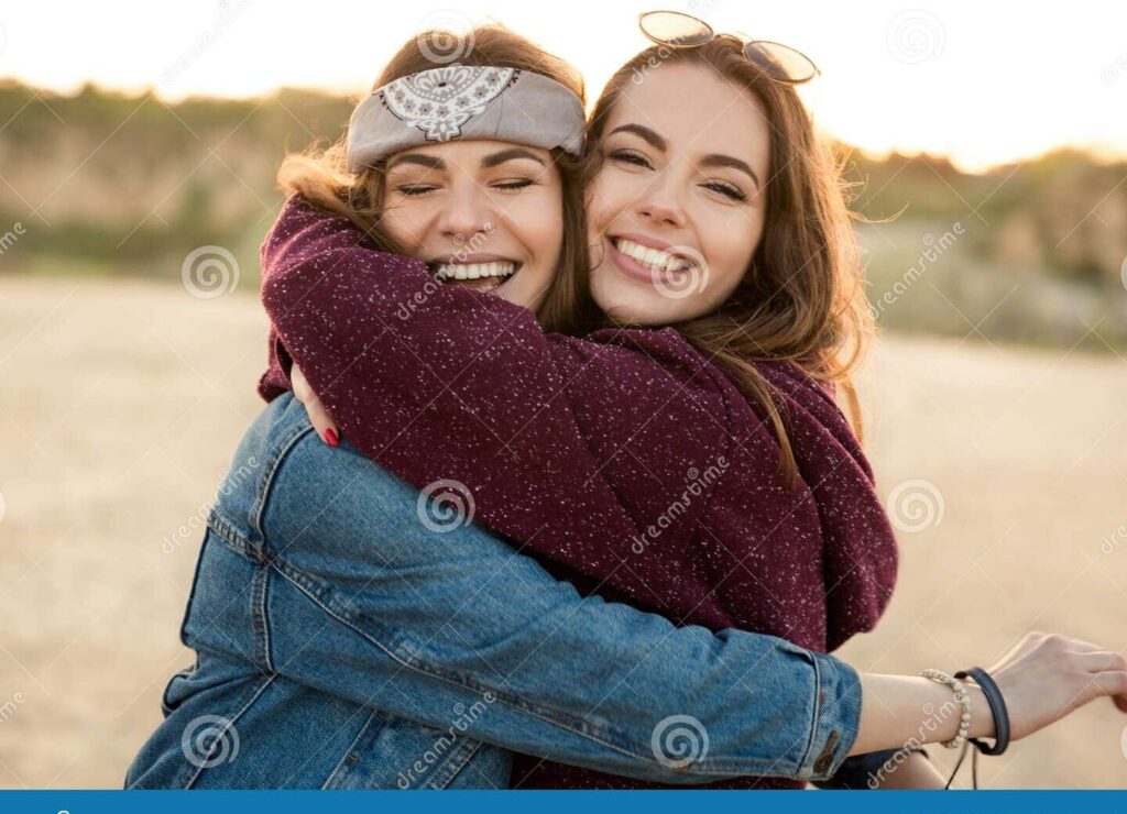 una imagen de dos amigas sonrientes abrazandose 2