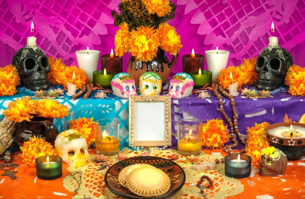 una imagen de un altar de dia de muertos con elementos tradicionales mexicanos
