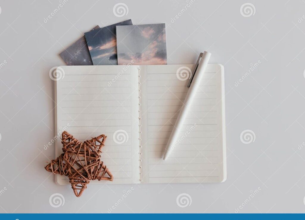 una imagen de un cielo estrellado con un libro abierto y una pluma cerca