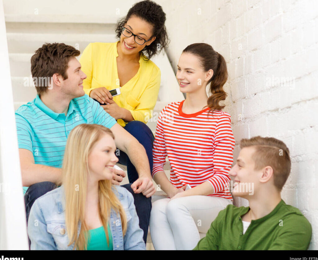 una imagen de un grupo de adolescentes sonriendo y charlando juntos