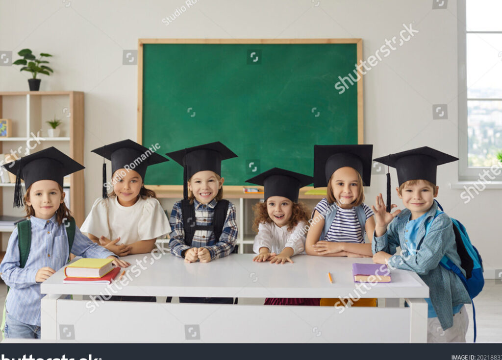 una imagen de un grupo de ninos sonrientes sosteniendo diplomas y celebrando el fin del curso preescolar