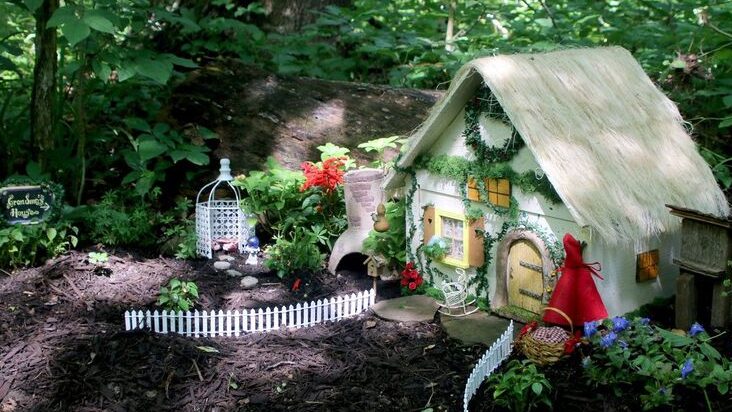 una imagen de un jardin encantado con pequenas casitas de colores