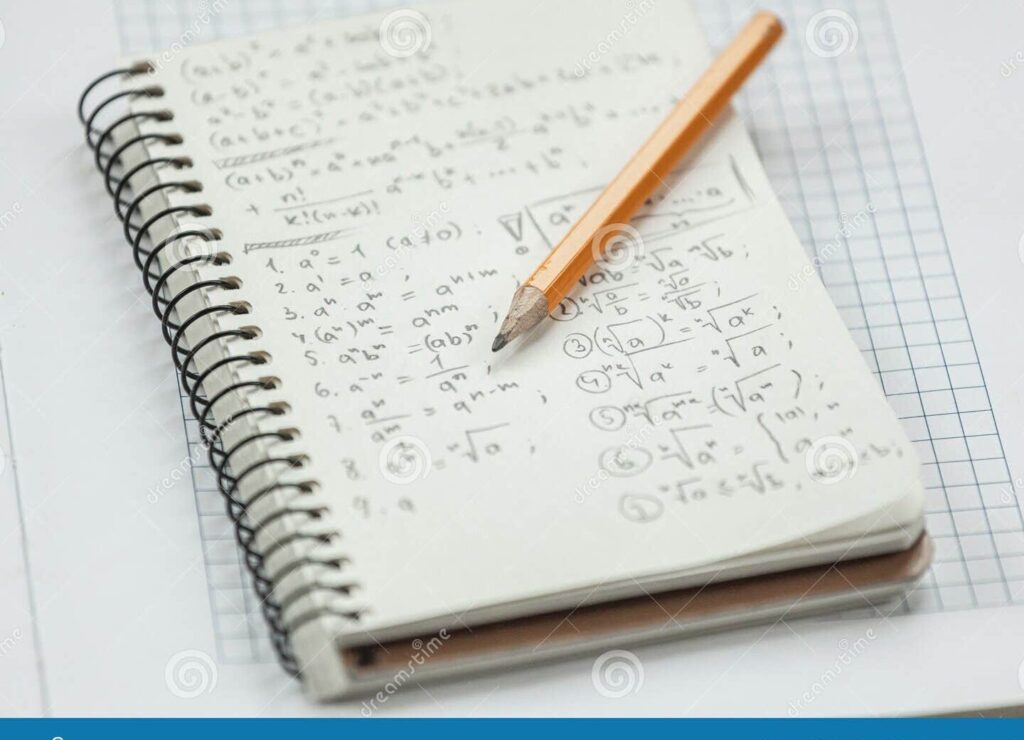 una imagen de un lapiz y un cuaderno con ecuaciones matematicas escritas