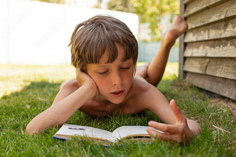 una imagen de un nino leyendo un libro con entusiasmo 1
