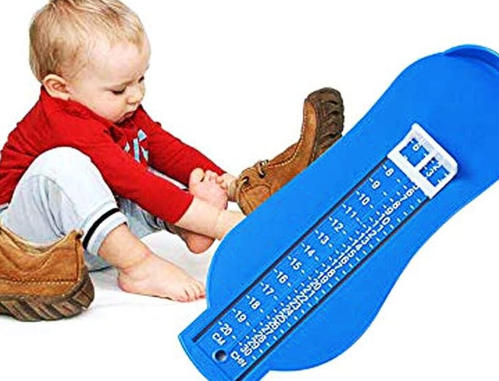 una imagen de un pie de bebe con una regla al lado para medir su tamano