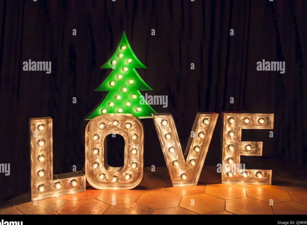 una imagen de una carta navidena decorada con luces y adornos