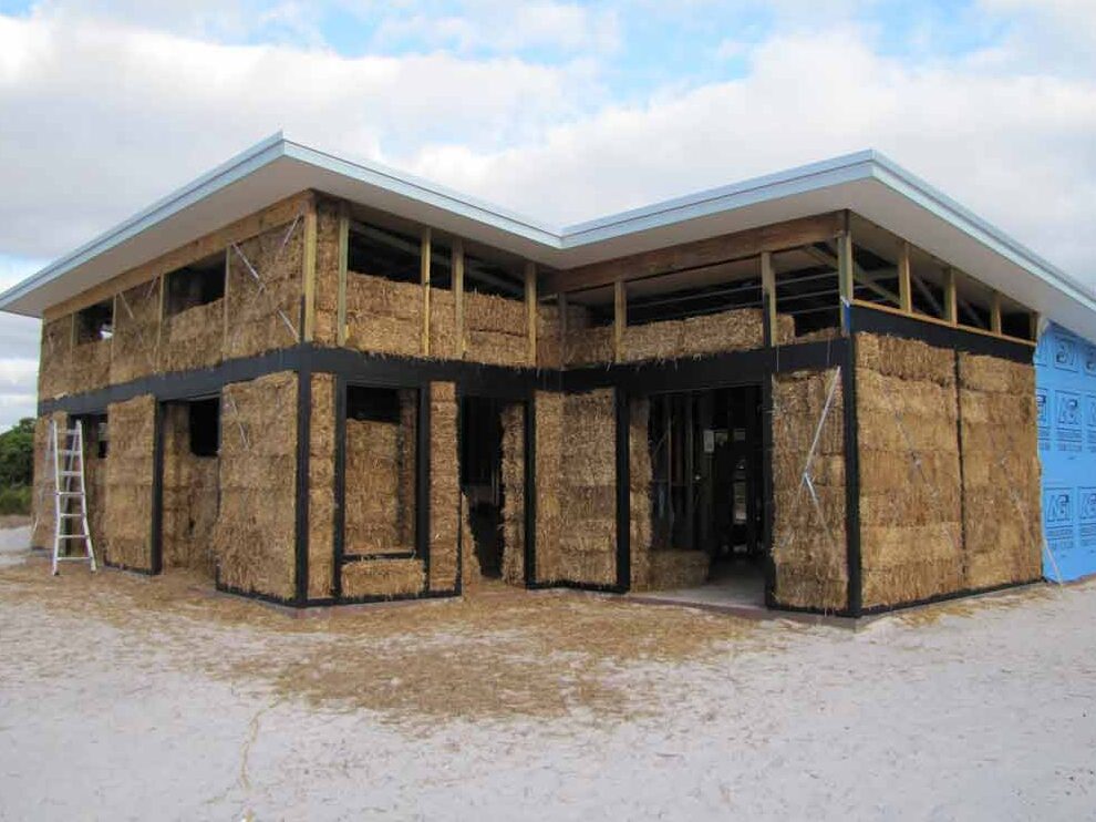 Construye tu hogar de forma ecológica: Casa de paja, madera y ladrillos