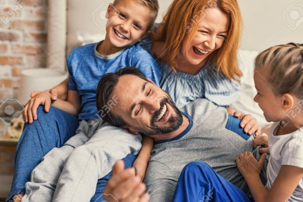 una imagen de una familia sonriendo y abrazandose