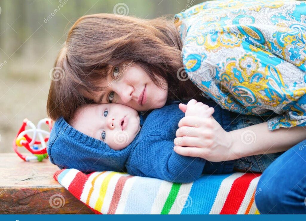 una imagen de una madre abrazando tiernamente a su hijo 1