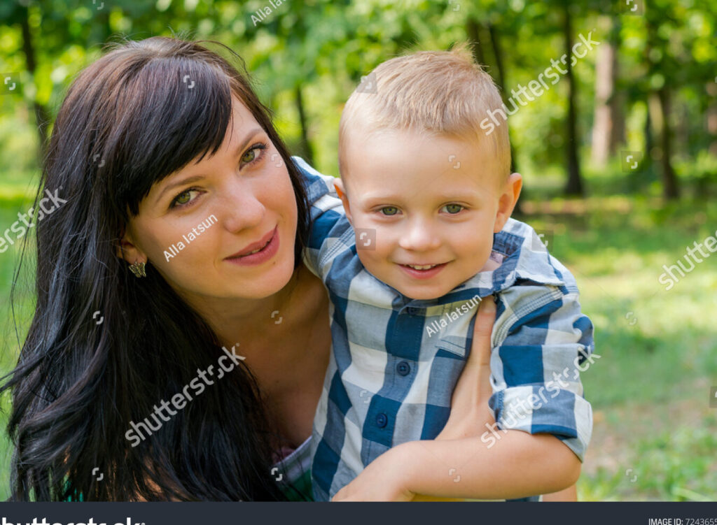 una imagen de una madre sonriendo mientras abraza a su hijo