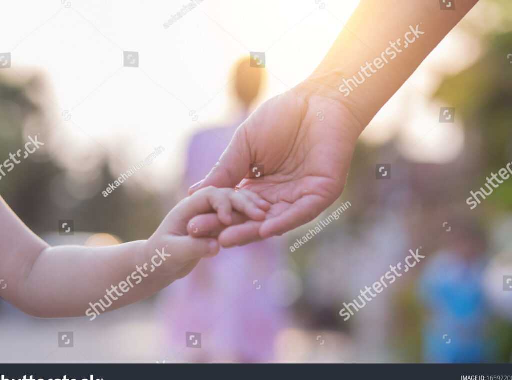 una imagen de una mano adulta sosteniendo una pequena mano infantil