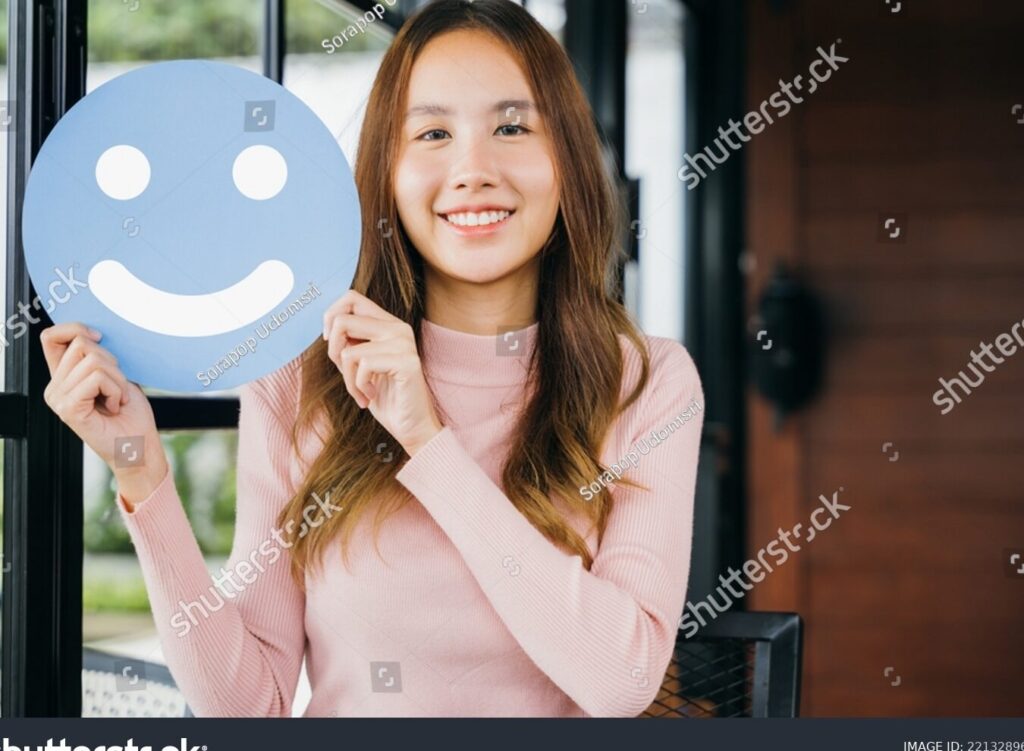 una imagen de una mujer sonriendo con una cara redonda y feliz