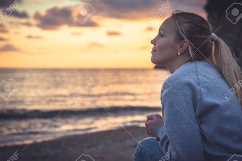 una imagen de una mujer sonriente y confiada mirando hacia el horizonte