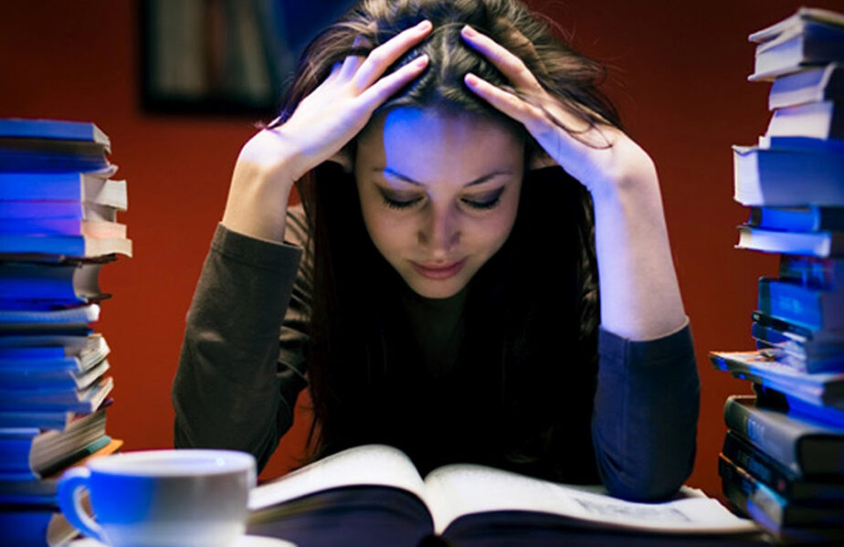 una imagen de una persona leyendo rapidamente un libro con expresion de concentracion en su rostro