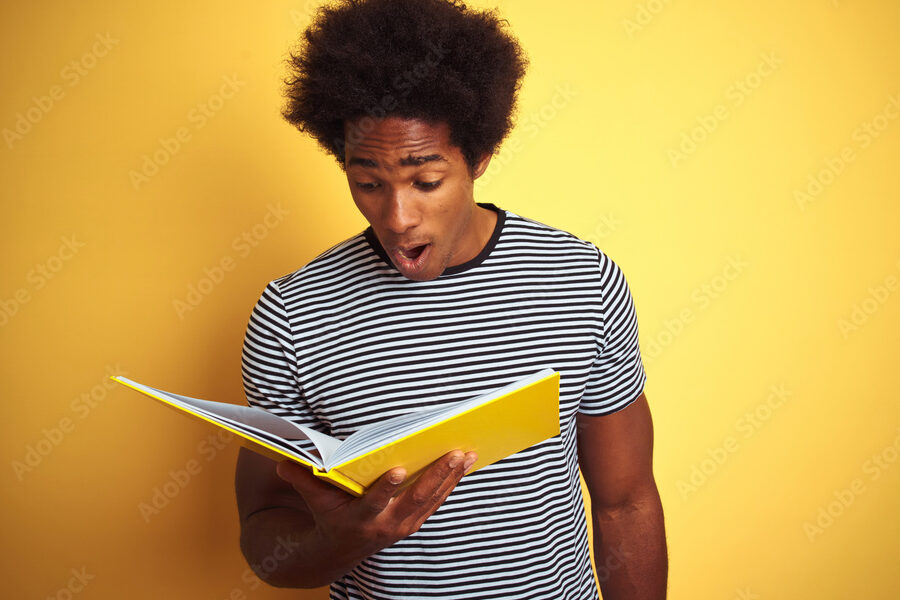 una imagen de una persona leyendo un libro con expresion de sorpresa y emocion