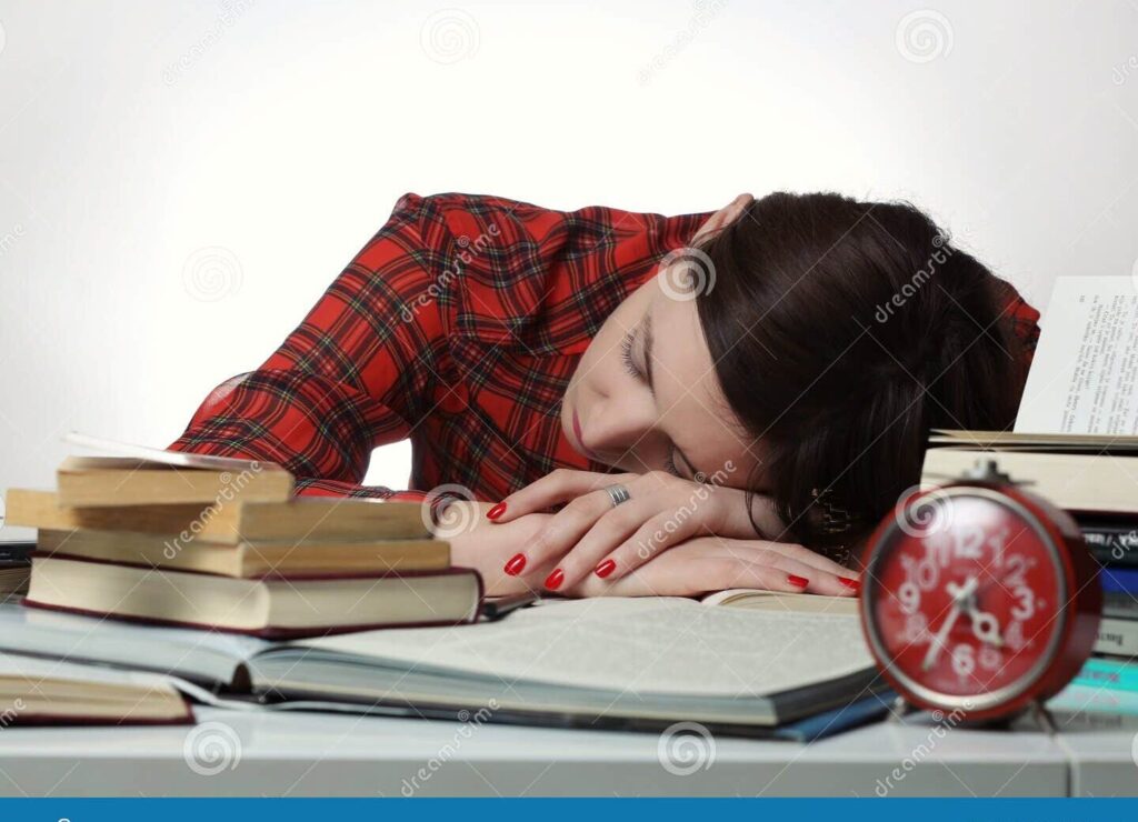 una imagen de una persona leyendo un libro con un reloj en primer plano