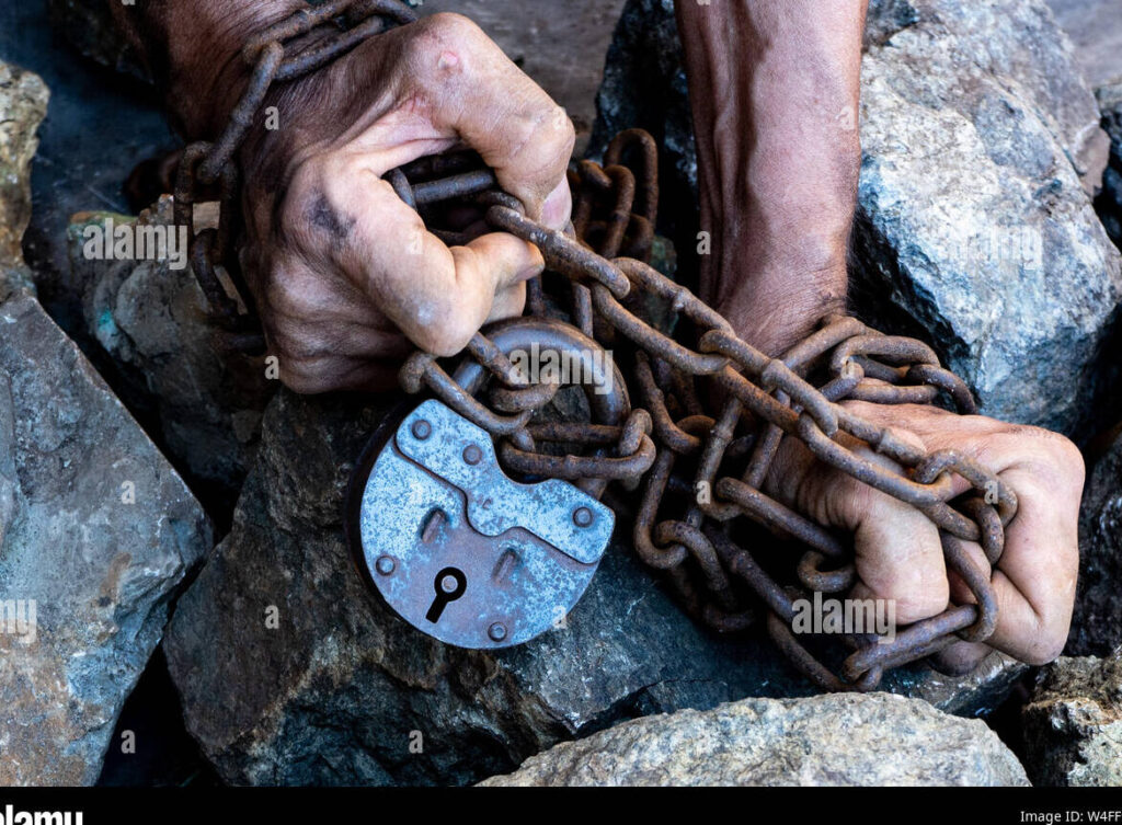 una imagen de una persona soltando una cadena que lleva atada al pie