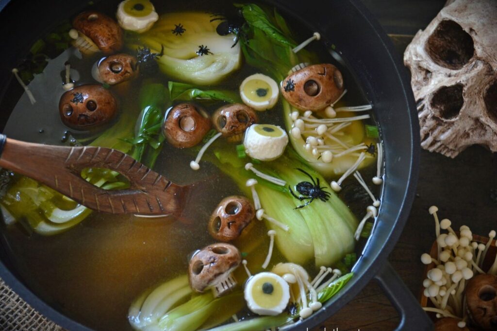 una imagen de una sopa verde humeante con ojos de goma flotando en ella