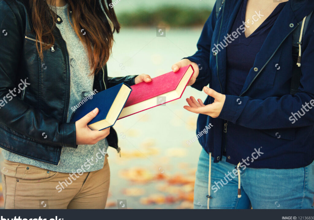 una imagen de varias personas sosteniendo y compartiendo un libro