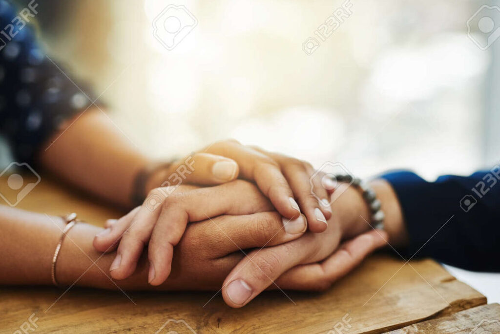 una imagen que muestre a dos personas apoyandose mutuamente con gestos de comprension y empatia