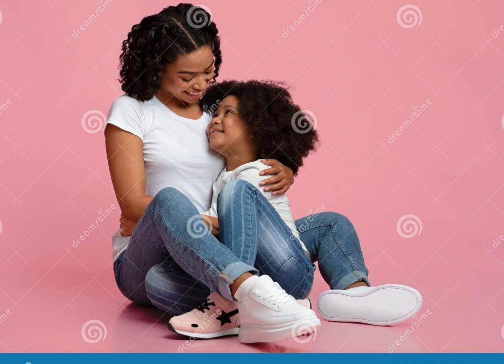 una madre abrazando a su hija con ternura 1