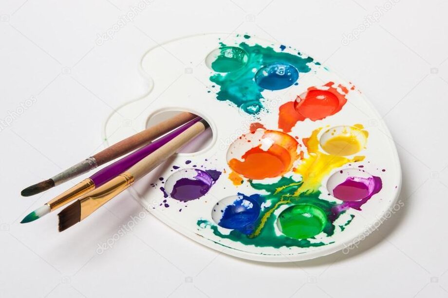 una paleta de colores vibrantes y pinceles de diferentes tamanos sobre un lienzo en blanco