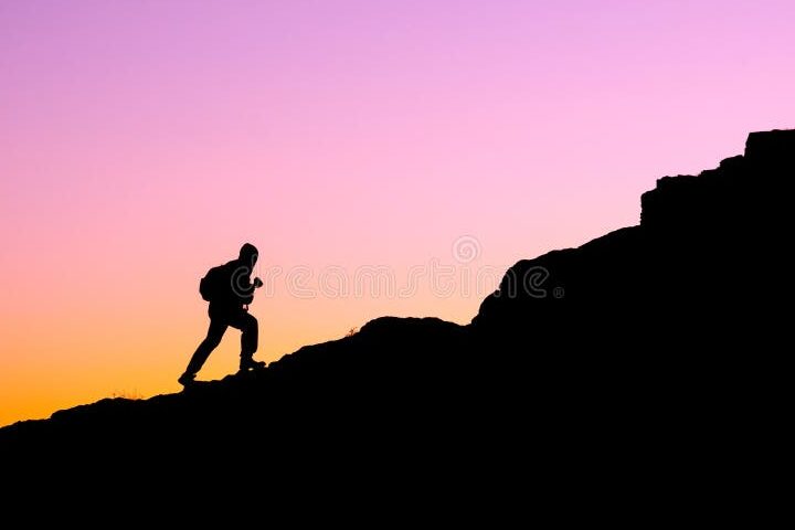 una persona escalando una montana