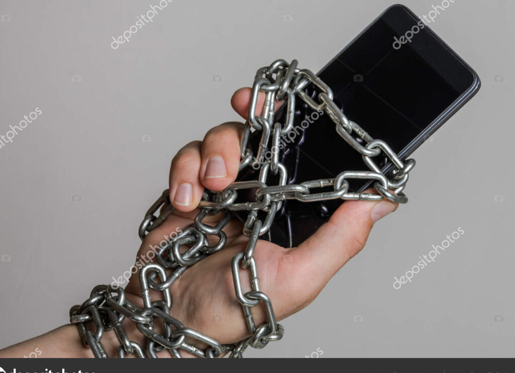 una persona sosteniendo un telefono inteligente con cadenas rotas alrededor de el