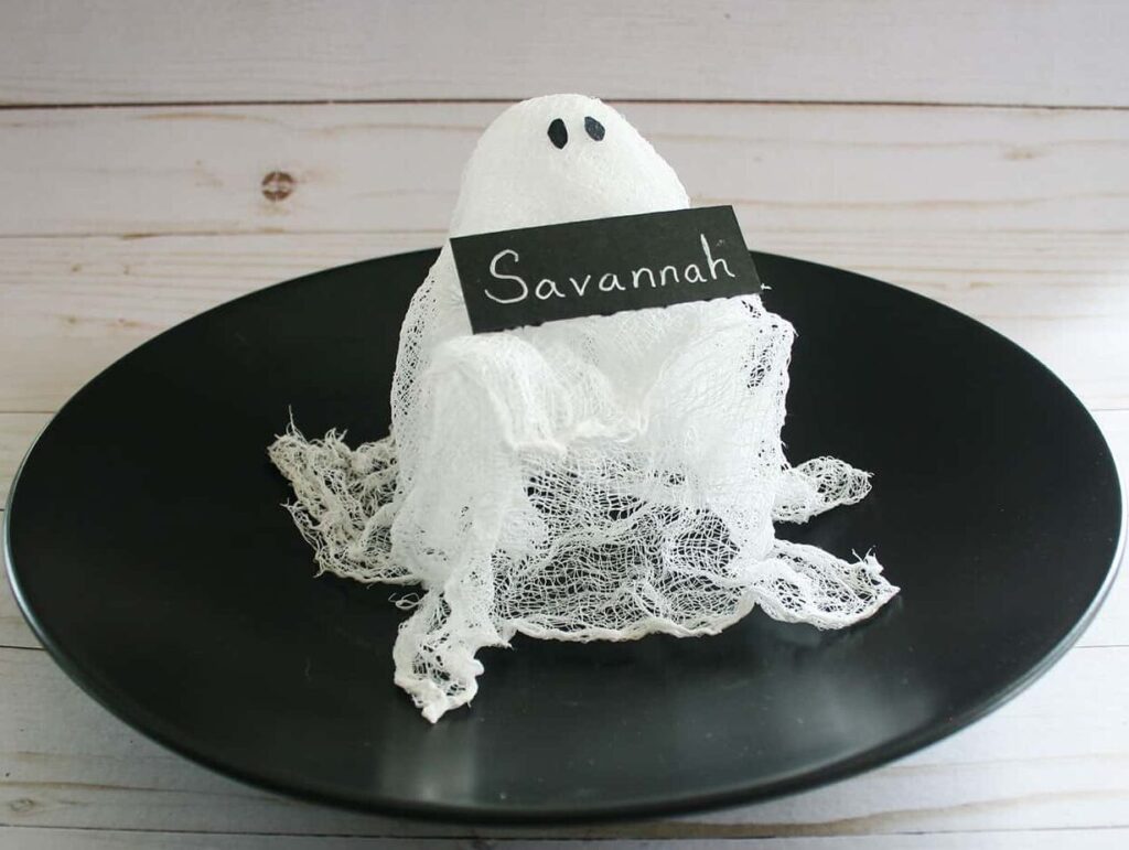 Descubre cómo hacer un disfraz de fantasma con una sábana en simples pasos